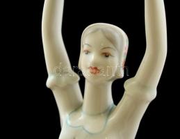 Hollóházi párnát tartó népviseletes lány, kézzel festett, jelzett, hibátlan, m:27 cm