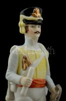 Kézzel festett porcelán katona "Officier des Chasseurs" felirattal, kopott, jelzés nélkül,...