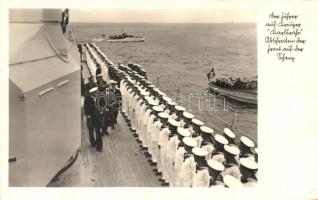 1938 Adolf Hitler szemlét tart a Német haditengerészet Karlsruhe nevű könnyűcirkálójának fedélzetén / Deutsche Reichsmarine, Adolf Hitler parades on the board of Kreuzer Karlsruhe.