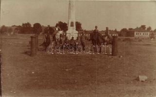 Brest-Litovsk (Belarus); Lengyel emlékoszlop magyar katonákkal és várágyúkkal / Polish memorial, Hungarian soldiers with old castle cannons around it. photo