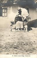 Huszárcsók, Dr. Kollarits József főhdgy. Hadifénykép Kiállítás levelező lapja, a Hadsegélyező Hivatal kiadása / Hussar kiss