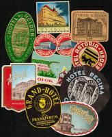 11 db különféle reklámos bőröndcímke