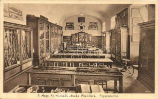 Budapest VIII. Magyar Királyi Honvéd Ludovika Akadémia fegyverterme, belső, kiállított fegyverek. Goszleth udvari fényképész felvétele / Hungarian armory museum, interior