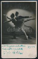Pécsi Gizi és Bogár Richárd táncművészek aláírásai őket magukat ábrázoló fotólapon