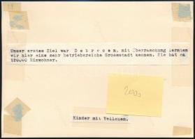 cca 1930 Debrecen violaárus gyermekek. Feliratozott fotó 18x13 cm