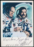 Nyikolaj Rukavisnyikov (1932-2002) szovjet űrhajós aláírása őt magát ábrázoló fotólapon /  Signature of Nikolay Rukavishnikov (1932-2002) Soviet astronaut on photograph