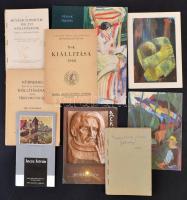 10 db Kiállítási katalógus:  1929 Nürnberg régi és új kiállításának képes tárgymutatója, Újabbkori európai kerámia-művészet, 1932 Magyar Nemzeti Múzeum gyűjteménye, 1931 A művészcsoportok 1931. évi kiállításainak képes tárgymutatója, 1948 A Szinnyei Merse Pál Társaság Művésztagjainak X-ik Kiállítása, 1997 Frank Frigyes (1890-1976) Kiállítás, 1996 Incze István, 2005 Márton Árpád-Györfi Sándor, 1988 Páll Lajos - Az égbe emelt szülőföld, 2000 Szervátiusz Jenő emlékkiállítás, változó állapotban, a Magyar Nemzeti Múzeum Gyűjteménye sérült, javított borítóval, A művészcsoportok 1931. évi kiállításainak képes tárgymutatójának borítója hiányzik.