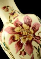 Zsolnay virág mintás váza, kézzel festett, jelzett, hibátlan, m: 26 cm