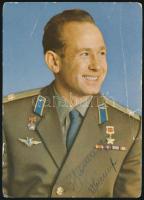 Alekszej Leonov (1934- ) szovjet űrhajós aláírása őt magát ábrázoló fotólapon /  Signature of Aleksey Leonov (1934- ) Soviet astronaut on photograph