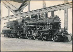 cca 1920-1930 Gőzmozdony, fotó, 12,5×17 cm