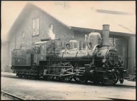 cca 1920-1930 Gőzmozdony, fotó, 12,5×17 cm