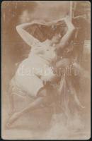 cca 1920 Fekvő hölgy, erotikus fotólap, felületén törésnyomokkal, 14×9 cm / erotic photocard, 14x9 cm