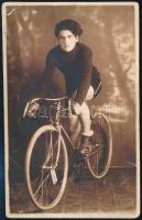 Iritz Rudolf (?-?): Versenykerékpáros, fotólap, hátulján pecséttel jelzett, 13,5×8,5 cm