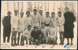 1947 a Kisvárdai Munkás SE focicsapat tagjai, hátulján feliratozva, az edző üdvözlő soraival, 9×14 cm