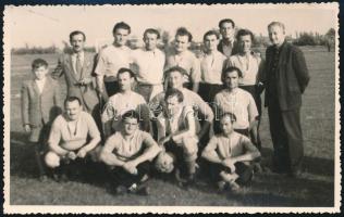 cca 1950 A kiskunfélegyházi focicsapat tagjai, hátulján pecséttel jelzett, 8,5×13,5 cm