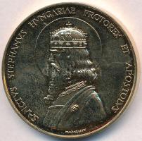 Madarassy Walter (1909-1994) 1993. "SANCTVS STEPHANVS HVNGARIAE PROTOREX ET APOSTOLVS / István királynak szíve gazdagságát - Budapest 1993." aranyozott fém emlékérem, műanyag tokban (40mm) T:2 (PP)