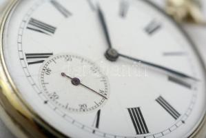 Másodpermutatós zsebóra, porcelánszámlappal, apró hajszálrepedéssel, működik, jelzés nélkül, fém tok...