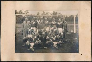1940 Guzi L. Ernő (1902-?): Az isaszegi focicsapat tagjai, aláírt, hátulján feliratozva, pecséttel jelzett, kartonra ragasztva, 16,5×25 cm