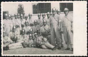 1938 Tűzoltók csoportképe, fotólap, hátulján feliratozva, 8,5×13,5 cm