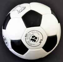 Futball labda, kézzel varrott bőr, 5-ös méret. Hibátlan állapotban.