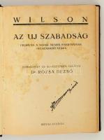 (Woodrow) Wilson: Az új szabadság. Felhívás a népeke nemes energiáinak felszabadítására. Fordította és bevezetéssel ellátta Dr. Róza Dezső. Bp., én, Révai. Átkötött aranyozott gerincű félvászon kötés, foltos lapokkal.