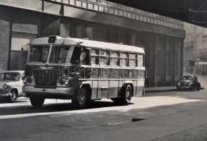 cca 1960 A 2-es busz (Ikarus), az Autóbuszüzem Propagandacsoport fotója, kartonra ragasztva, kis sér...