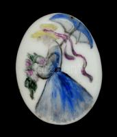 Kisméretű ovális porcelán medál, kézzel festett, jelzett, 4,5×3,5 cm