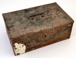 Régi fémkazetta, kulccsal, rozsdás, viseltes állapotban, 31x18x11 cm