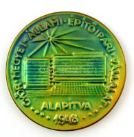 Zsolnay eozin mázas plakett, "Győr Megyei Állami Építőipari Vállalat" felirattal, hátoldalán apró lepattanással, d:10,5 cm