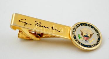 Nyakkendőtű "Georg Bush" gravírozott felirattal, h:5 cm