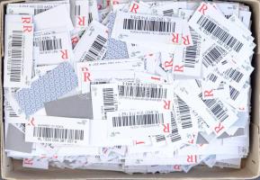 Sok ezer öntapadós ragjegy kekszes dobozban