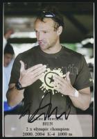 Vereckei Ákos (1977- ) kétszeres olimpiai bajnok és hatszoros világbajnok kajakozó aláírása egy őt ábrázoló fotón, 12x8 cm. / autograph signature