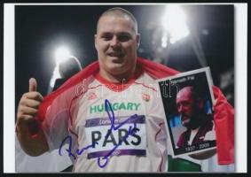 Par Krisztián (1982-) olimpiai bajnok alírása egy őt ábrázoló fotón, 9x12 cm. / autograph signature