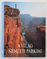 Grazzini, Giuseppe: A világ nemzeti parkjai. Bp., 1990, Corvina. Vászonkötésben, papír védőborítóval, jó állapotban.