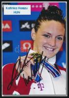 Hosszú Katinka (1989-) háromszoros olimpiai, ötszörös világ-, és tizenháromszoros Európa-bajnok úszúnő aláírása egy őt ábrázoló fotón, 12x8 cm. / autograph signature