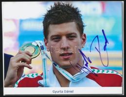 Gyurta Dániel (1989-) olimpiai, háromszoros világ- és kétszeres Európa-bajnok magyar úszó aláírása egy őt ábrázoló fotón, 9x11 cm./ autograph signature