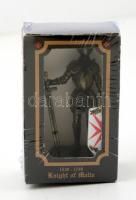 Máltai lovag ólomkatona bontatlan dobozban, fém címerpajzs alakú dísz 10x8 cm