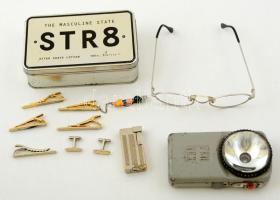 Kis vegyes bolha tétel: retró elemlámpával, szemüveg kerettel, öngyújtóval és 5 darab retro nyakkendőcsipesz mandzsettagombokkal. Fém dobozban.