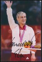 Csernoviczki Éva (1986-) olimpiai bronzérmes cselgáncsozó aláírása egy őt ábrázoló fotón, 15x10 cm. / autograph signature