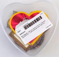 Réz tárgyak: 3 db mini tányér d: 9 cm, 1 db mini váza 6x3 cm + 1 db keretezett, antik tükör 10x7 cm