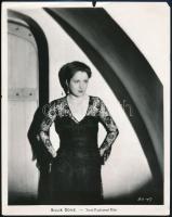 cca 1930 Billie Dove színésznő, divatfotó, feliratozva, kis szakadással, 26×20,5 cm