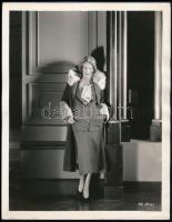 cca 1930 Joan Crawford színésznő, divatfotó, hátulján feliratozva, 26×20,5 cm