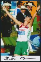 Vörös Zsuzsanna (1977-) olimpiai bajnok öttusázó aláírása egy őt ábrázoló fotón, 15x10 cm./ autograph signature