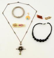 Kis bizsu tétel: nyakék, függők, stb., összesen 7 db