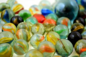 65 db kicsi + 2 db nagy üveggolyó