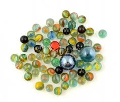 65 db kicsi + 2 db nagy üveggolyó