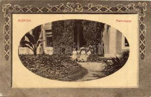 Siófok, park, hölgyek, díszes kerettel (ázott sarok / wet corner)