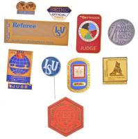 10db-os vegyes Műkorcsolya Világ- és Európa-bajnokság  tematikájú bírói és elnöki jelvény és kitűző tétel, közte Amerikai Egyesült Államok / Colorado Springs 1975. "Broadmoor - Műkorcsolya-Világbajnokság - Bíró" aranyozott jelvény (31x48mm) T:1-2 10pcs of various Figure Skating World- and European Championships themed judge and president badges and pins, including USA / Colorado Springs 1975. "Broadmoor - World Figure Skating Championships - Judge" gilt badge (31x48mm) C:UNC-XF