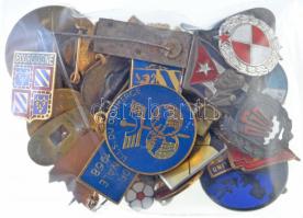 32db-os vegyes jelvény, kitűző és gomblyukjelvény tétel, közte Franciaország DN "Festival de Confolens" zenei fesztivál fém jelvénye (20x24mm), DN "Szakszervezetek Világszövetsége" fém jelvény (13x15mm) T:2 32pcs of various badges, pins and buttonhole badges, including France ND "Festival de Confolens" music festival metal badge (20x24mm), ND "World Federation of Trade Unions" metal badge (13x15mm) C:XF