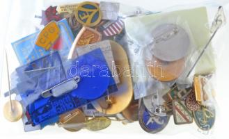 64db-os vegyes Műkorcsolya Világ- és Európa-bajnokság tematikájú jelvény és kitűző tétel, többek köz...